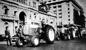 Tractores desfilando frente a la Casa de Gobierno